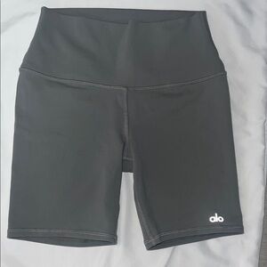 ALO Yoga 7” High-Waist Biker Short in Sterling